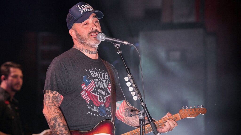 Aaron Lewis claims music industry turned its back on him for politics Aaron Lewis claims music industry turned its back on him for politics