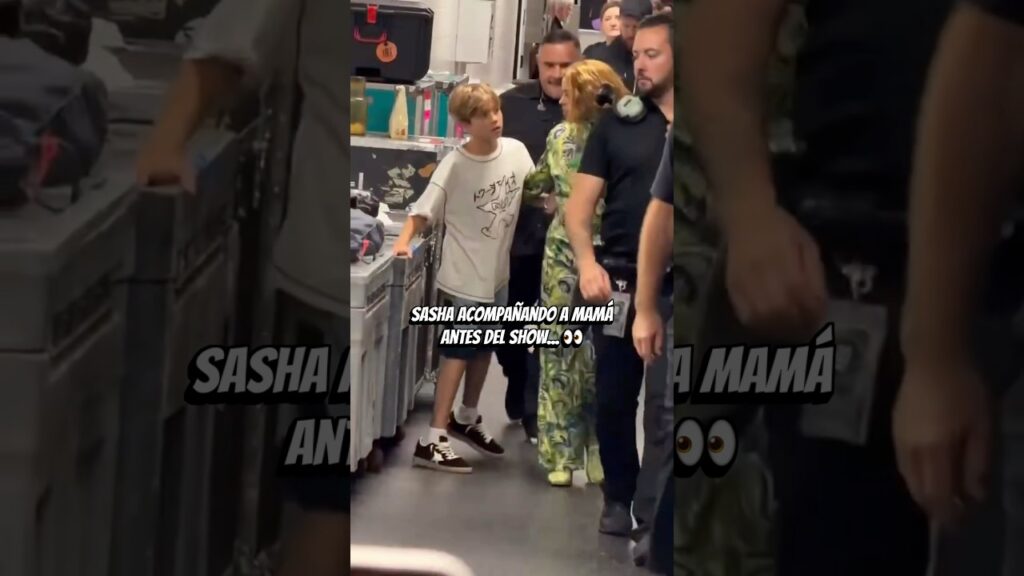 ⁠MOM 24/7! 🥺❤️ Sasha acompaña a Shakira en el backstage #Shakira #Shorts⁠
