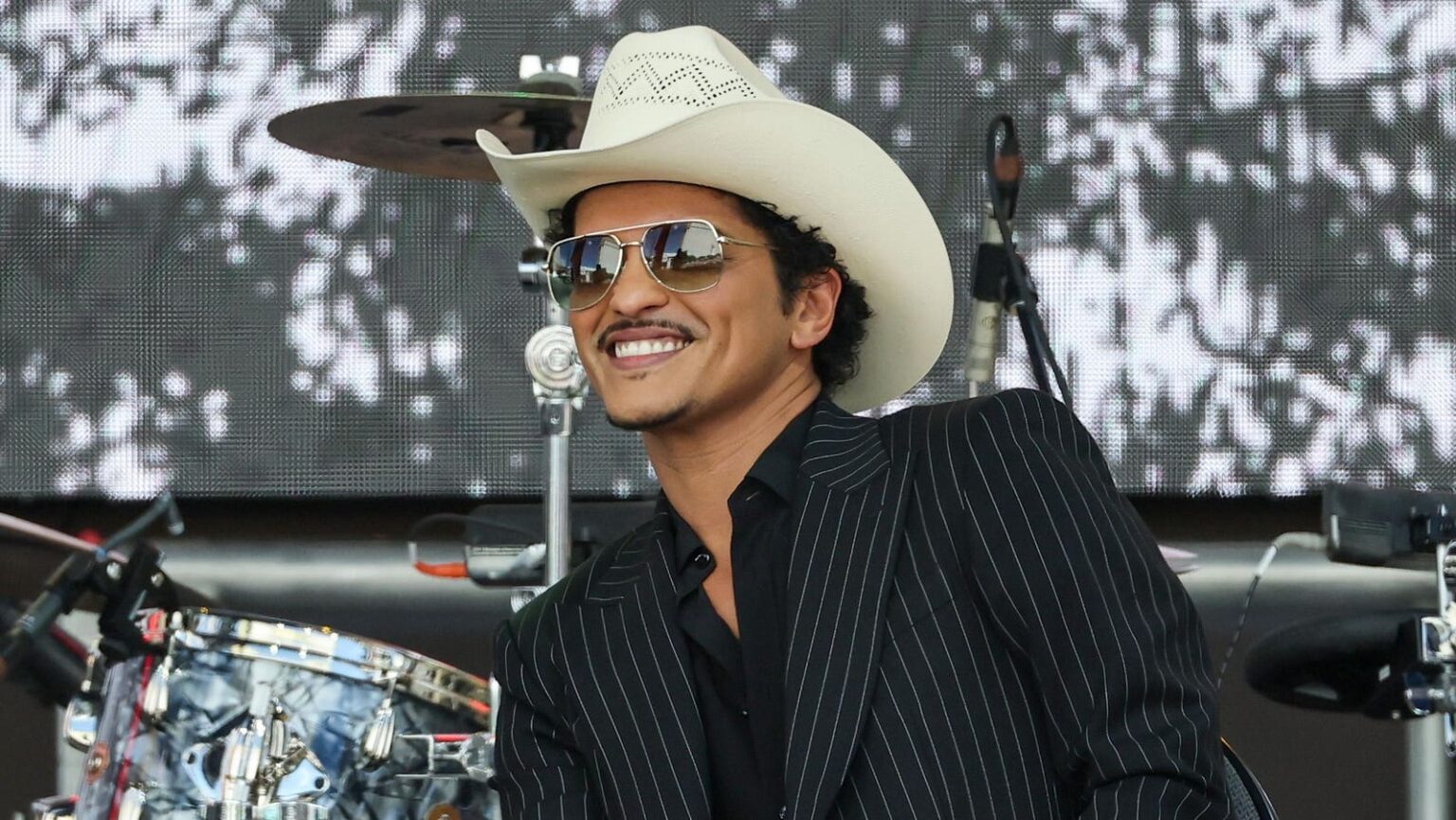 Bruno Mars Replaces Drake At No. 1 And Makes History Bruno Mars Replaces Drake At No. 1 And Makes History