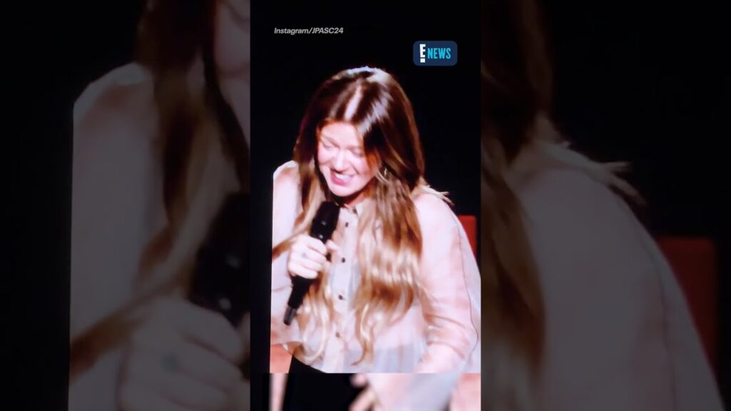 Kelly Clarkson politely declines a drink from a fan during her Vegas residency(🎥: Instagram/JPASC24) Kelly Clarkson politely declines a drink from a fan during her Vegas residency(🎥: Instagram/JPASC24)