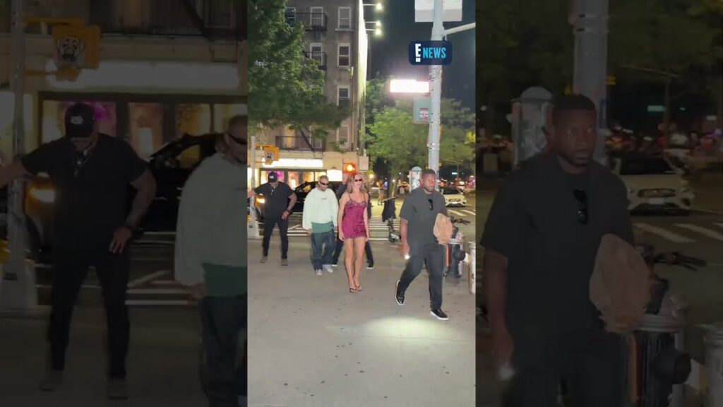 Take a walk, Hallelujah. 🙌 Justin and Hailey Bieber are leaving The Corner Store in New York. Take a walk, Hallelujah. 🙌 Justin and Hailey Bieber are leaving The Corner Store in New York.
