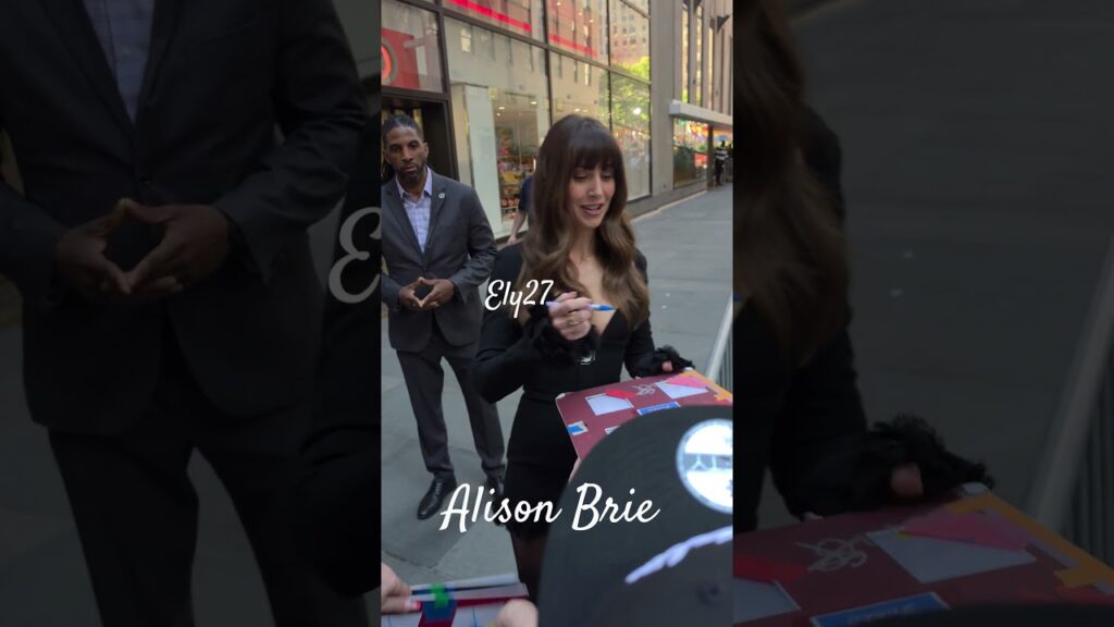 Alison Brie told the Autographers she will not sign "blank" boards.