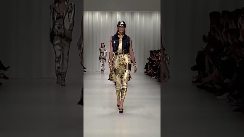 Candice swanepoel for versace✨👠 #ytshorts #supermodel #runway #fashionshow #candiceswanepoel#fyp