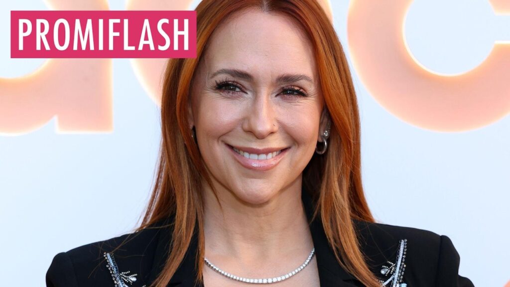 Kupfer ade: Jennifer Love Hewitt debütiert als Blondine