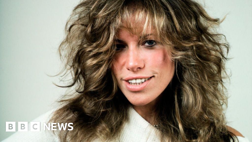 Carly Simon reveals Parkinson's diagnosis - BBC