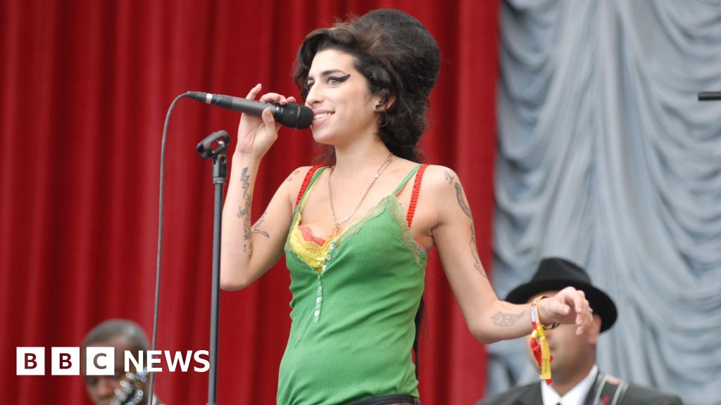 Amy Winehouse's dad ordered to pay £1m by court – BBC Amy Winehouse's dad ordered to pay £1m by court - BBC