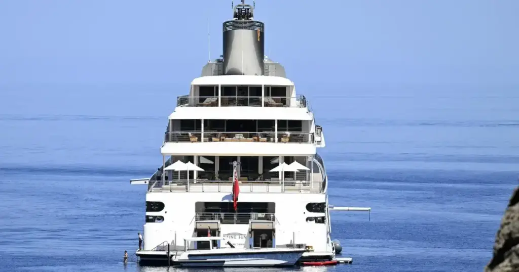 Jennifer Aniston, Courtney Cox and Pedro Pascal at centre of ‘Billionaire Bay’ off Mallorca Jennifer Aniston, Courtney Cox and Pedro Pascal at centre of ‘Billionaire Bay’ off Mallorca