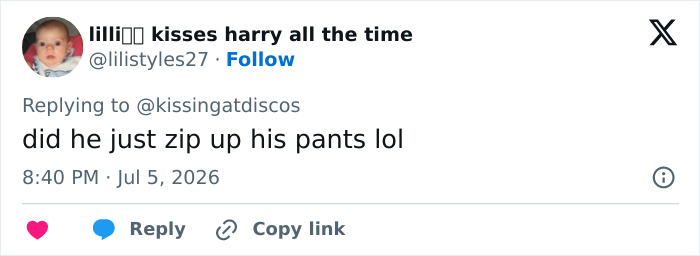 A screenshot of a social media post discussing Harry Styles' wardrobe malfunction, showing a user asking about zipping pants. A screenshot of a social media post discussing Harry Styles' wardrobe malfunction, showing a user asking about zipping pants.