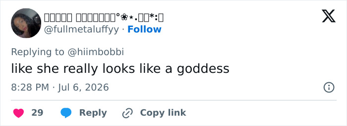 A tweet by an anonymous user commenting on Zendaya's latest look, describing her as a goddess.