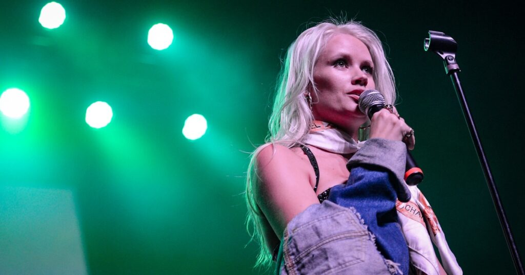 Lauren Bennett, singer on ‘Party Rock Anthem,’ dies at 37 Lauren Bennett, singer on ‘Party Rock Anthem,’ dies at 37