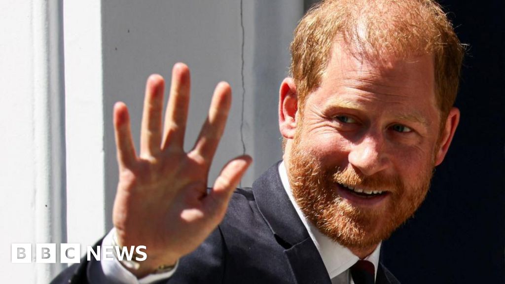 Prince Harry, Meghan and children visit King and Queen – BBC Prince Harry, Meghan and children visit King and Queen - BBC