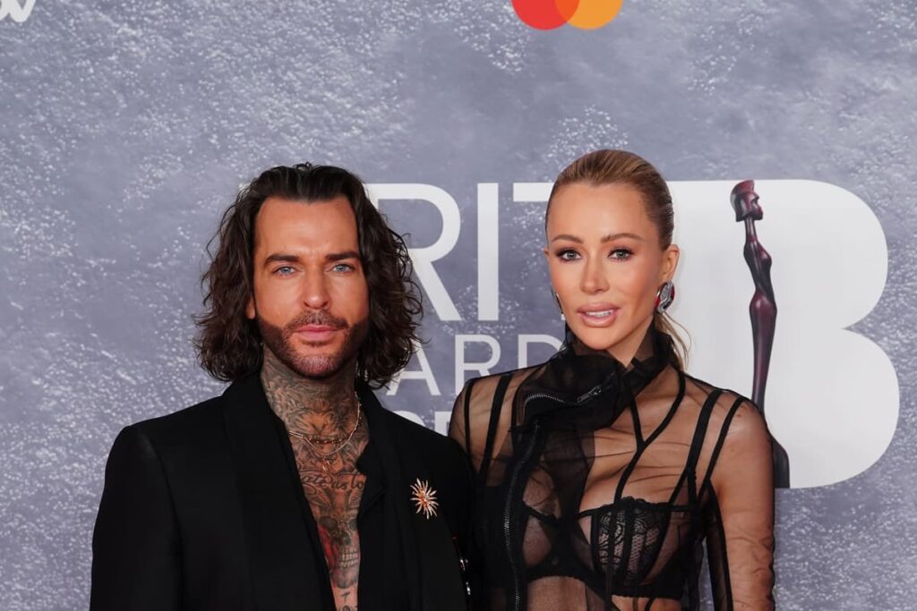 Reality stars Pete Wicks and Olivia Attwood make relationship Instagram official – London Evening Standard Reality stars Pete Wicks and Olivia Attwood make relationship Instagram official - London Evening Standard