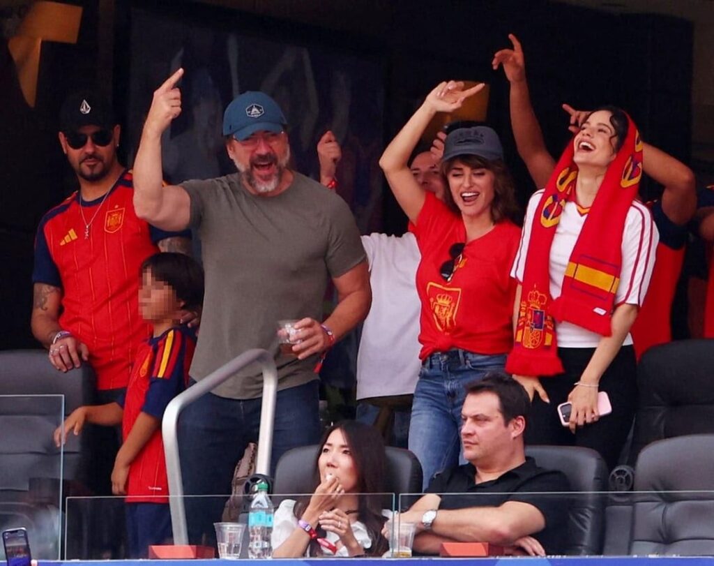 Penélope Cruz, Javier Bardem, Rosalía together enjoying watching Spain at the World Cup Penélope Cruz, Javier Bardem, Rosalía together enjoying watching Spain at the World Cup