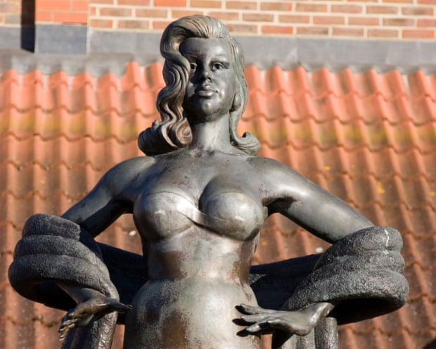 Statue of Diana Dors
