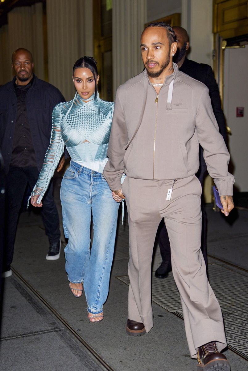 Photo © 2026 Backgrid/The Grosby Group

PREMIUM EXCLUSIVE
New York, NY, May 5, 2026. Kim Kardashian and Lewis Hamilton are seen leaving the Broadway production of Fear of 13 in New York City. The pair exit the theater holding hands after attending the show, which was produced by Kim Kardashian. They are dressed in evening attire as they walk out together following the performance. **** 
Kim Kardashian y Lewis Hamilton son vistos saliendo de la producción de Broadway Fear of 13 en Nueva York. La pareja abandona el teatro tomados de la mano después de asistir al espectáculo, producido por Kim Kardashian. Ambos visten atuendos de noche mientras salen juntos tras la función.