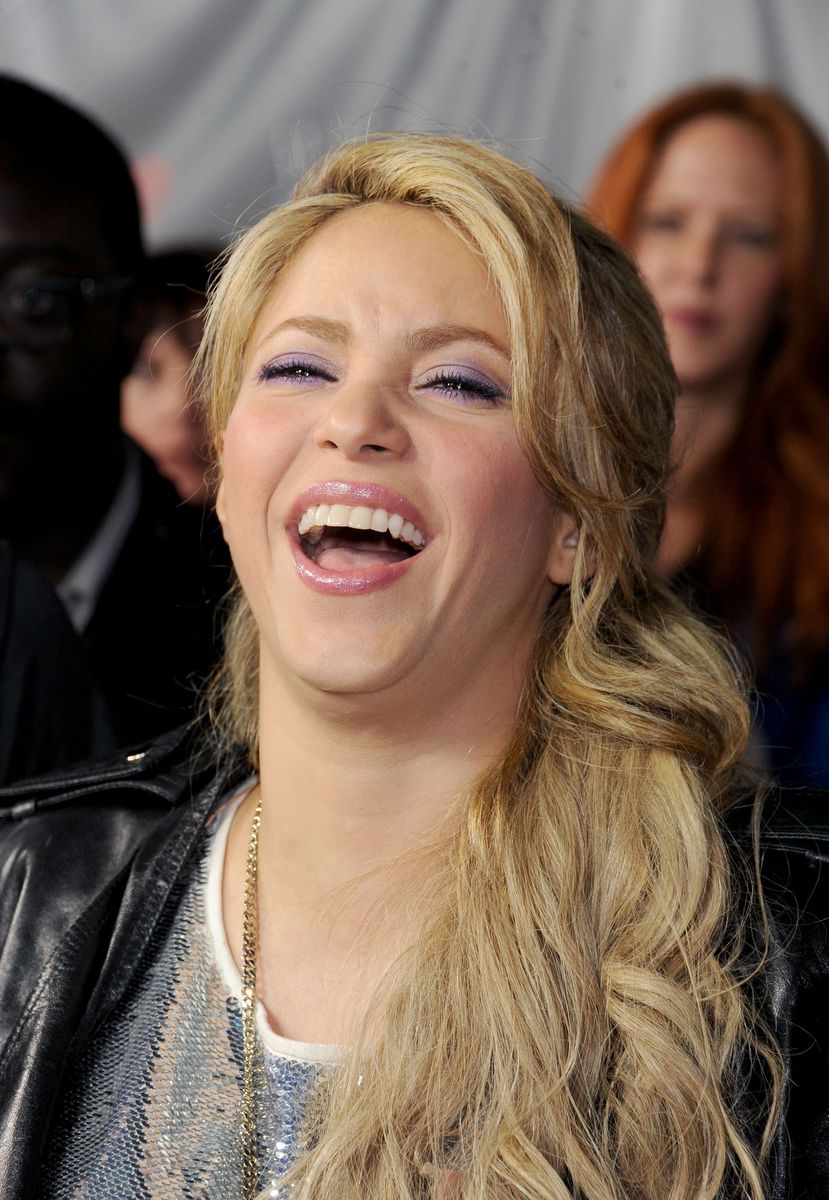 Much of the online conversation focused on how naturally Shakira handled the situation.