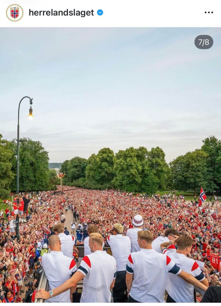 The Norwegian national football team is greeted home by the King of Norway, after reaching the quarter final in the World Cup after 28 years π The Norwegian national football team is greeted home by the King of Norway, after reaching the quarter final in the World Cup after 28 years π