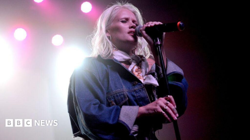 Party Rock Anthem singer Lauren Bennett dies aged 37 Lauren Bennett sings onstage during a concert. She wears a denim jacket