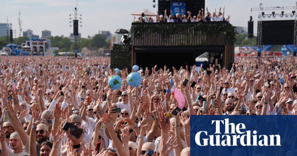 Rapper Pitbull and fans set ‘bald cap’ Guinness World Record at London show | Culture Rapper Pitbull and fans set ‘bald cap’ Guinness World Record at London show | Culture