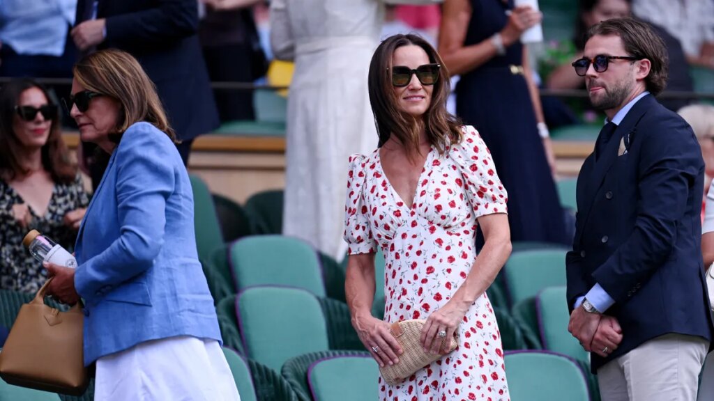 Pippa Middleton attends Wimbledon as Kate’s visits hospital Pippa Middleton attends Wimbledon as Kate's visits hospital