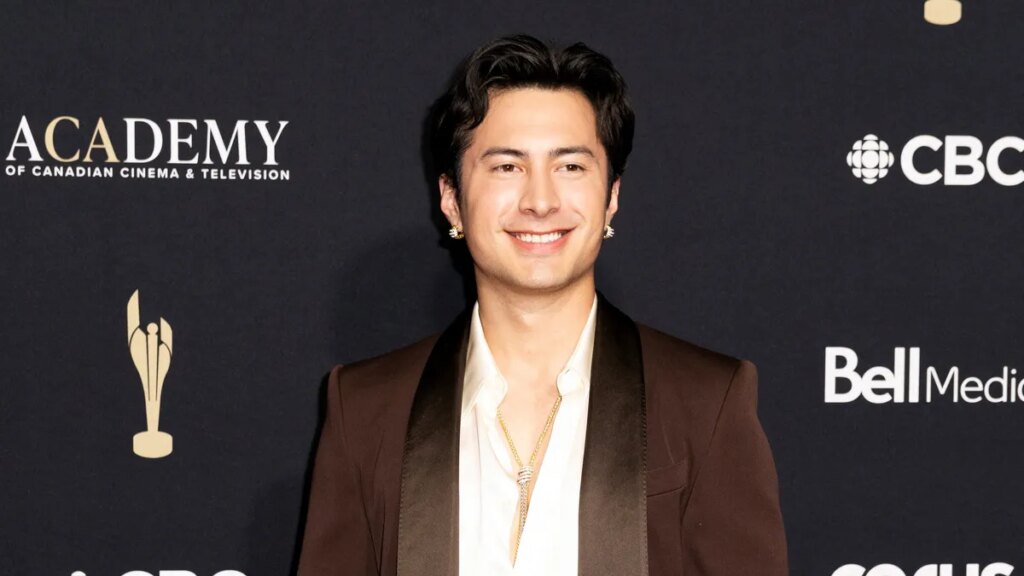 Hudson Williams confronts autograph seekers after Paris encounter