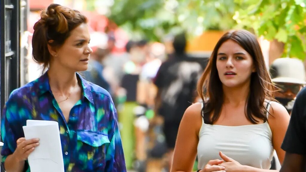 Suri Cruise drops Tom Cruise's name, uses Katie Holmes' middle name