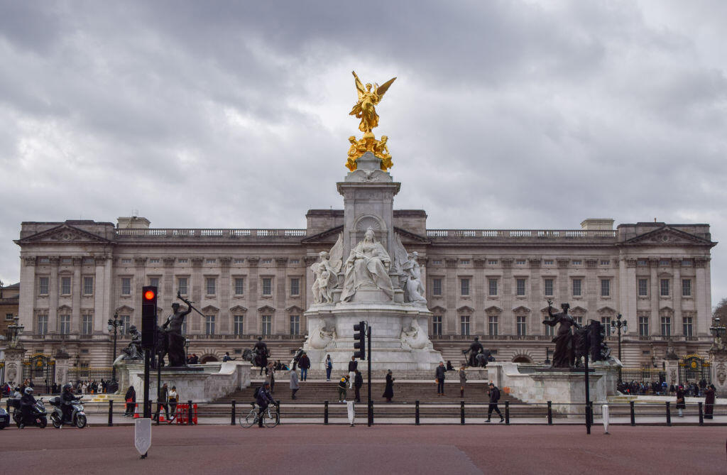 Buckingham Palace is one of London’s most popular tourist attractions (Photo: Vuk Valcic/SOPA Images/LightRocket via Getty Images) ארמון בקינגהאם