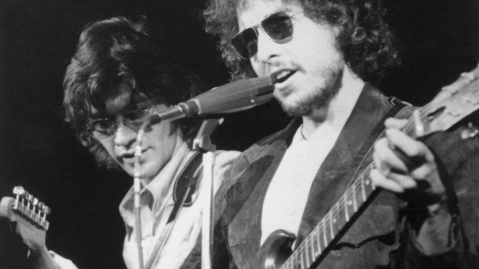 Bob Dylan Guitarists: Every One Who’s Toured in Dylan’s Band Bob Dylan Guitarists: Every One Who's Toured in Dylan's Band
