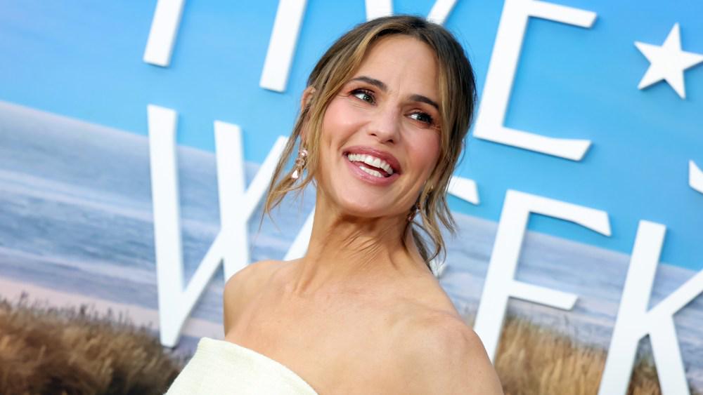 Jennifer Garner Rails Against Paparazzi Who ‘Knocked Over’ Kids and More Just to Get Photos of Her and Ben Affleck: ‘So Hungry to Get at Me’