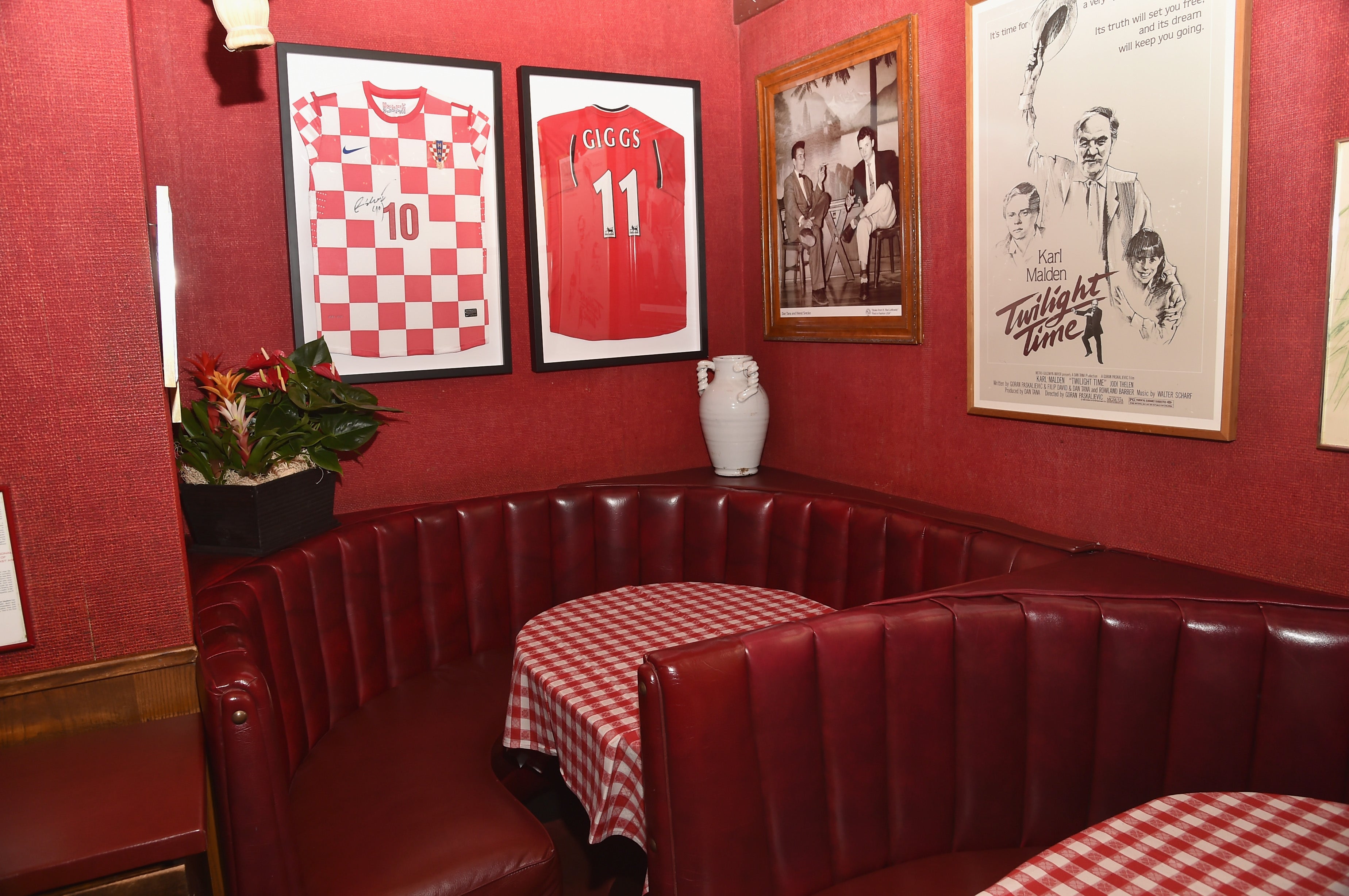 While attracting a famous crowd was never Tana’s intention, the restaurant’s timeless, red-checkered tablecloths and homey atmosphere has drawn generations of high-profile regulars