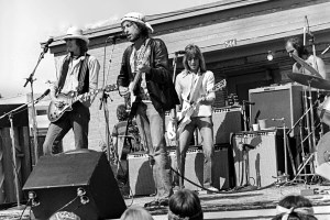 (L-R) T-Bone Burnett, Bob Dylan, Mick Ronson, and an unidentified stagehand on the Rolling Thunder Revue tour at a free concert at the Gatesville State School for Boys in Gatesville Texas on May !5,1976. (Photo by Nicolas Russell/Getty Images)