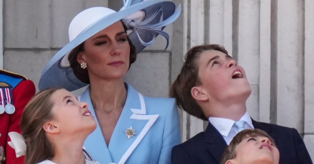 Prince George Eye-Level With Mom Kate Middleton in New Pics Prince George Eye-Level With Mom Kate Middleton in New Pics