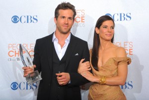 LOS ANGELES, CA - JANUARY 06:  Actor Ryan Reynolds (L) and actress Sandra Bullock pose in the press room during the People's Choice Awards 2010 held at Nokia Theatre L.A. Live on January 6, 2010 in Los Angeles, California.  (Photo by Jason Merritt/Getty Images for PCA)