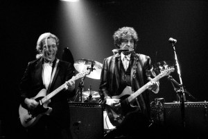BARCELONA, SPAIN - JUNE 06: GE Smith and Bob Dylan perform on stage at Palau d'Esports on June 6, 1989 in Barcelona, Spain. (Photo by Jordi Vidal/Redferns)