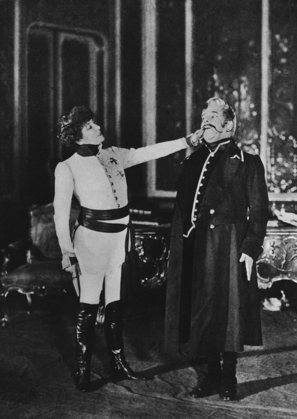 Sarah Bernhardt (Photo: Rischgitz/Hulton Archive/Getty Images) שרה שרנאר