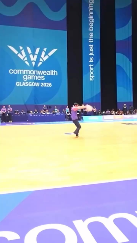 In a viral moment a member of the cleaning crew at the Commonwealth Games in Glasgow seized his opportunity to wow the crowd with a dance routine