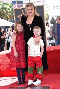 Randy Jackson, Simon Cowell, Kelly Clarkson and Paula Abdul at Kelly Clarkson's Hollywood Walk of Fame star ceremony on September 19, 2022 in Hollywood, CA. © OConnor / AFF-USA.com. 19 Sep 2022 Pictured: River Rose Blackstock, Kelly Clarkson, Remington Alexander Black. Photo credit: OConnor / AFF-USA.com / MEGA TheMegaAgency.com +1 888 505 6342 (Mega Agency TagID: MEGA899337_001.jpg) [Photo via Mega Agency]