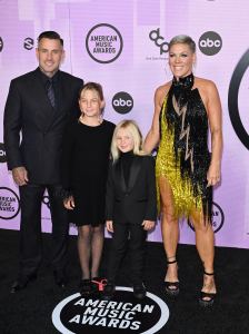 2022 American Music Awards in Los Angeles. 20 Nov 2022 Pictured: Carey Hart, Willow Hart, Jameson Hart and Pink. Photo credit: SamPayne@Broadimage / MEGA TheMegaAgency.com +1 888 505 6342 (Mega Agency TagID: MEGA919756_007.jpg) [Photo via Mega Agency]