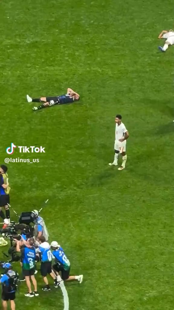 England’s Jude Bellingham confronts Argentina players after semifinal World Cup loss, appears to slap Valentín Barco