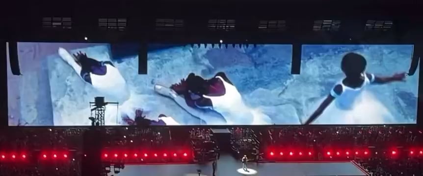Jay Z brings out Eminem at tonight’s show to perform Renegade