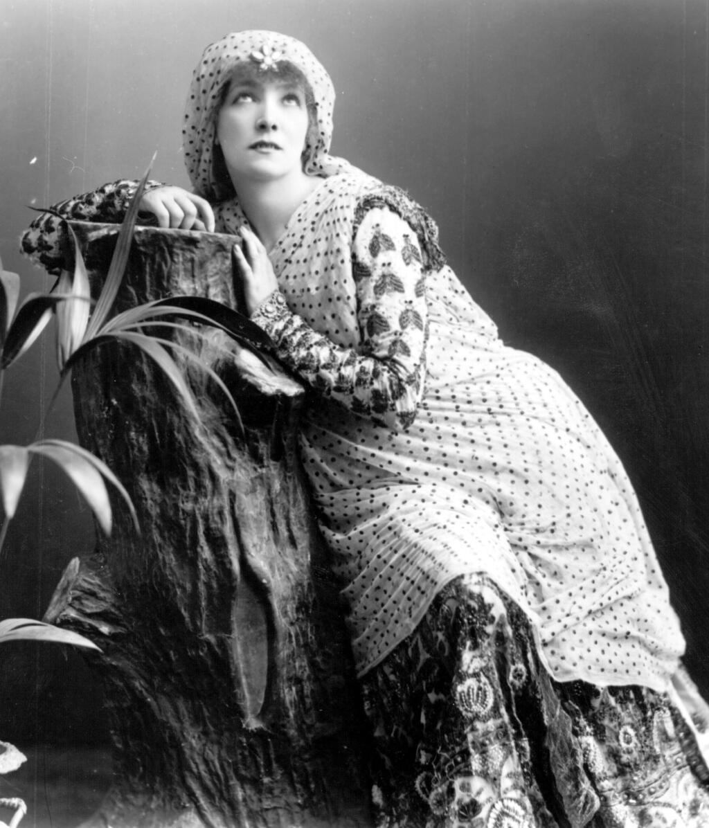 Sarah Bernhardt (Photo: Hulton Archive/Getty Images) שרה שרנאר