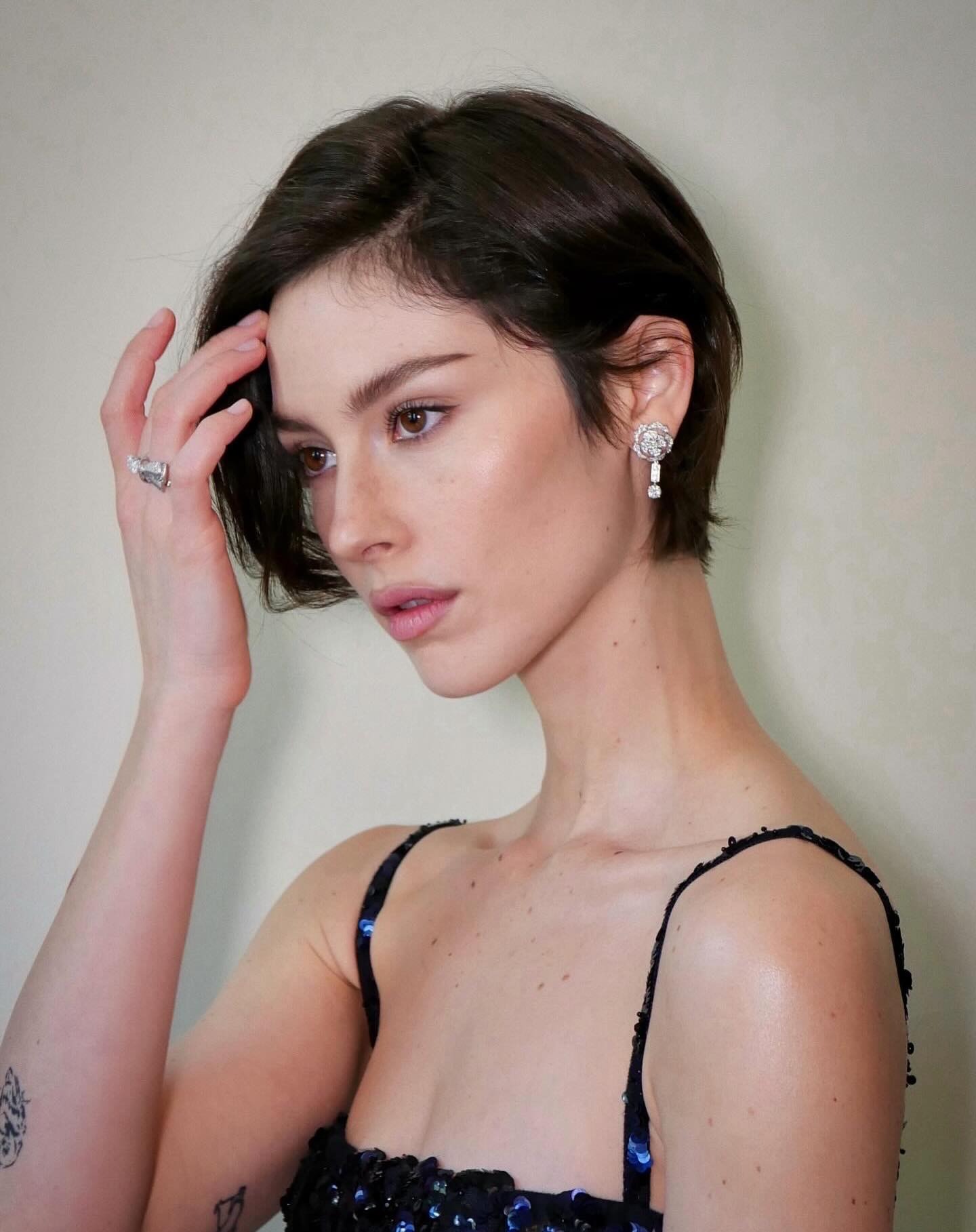 Gracie Abrams with a short, neutral manicure