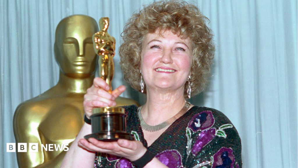 Oscar-wining actress Brenda Fricker dies at 81 Brenda Fricker with her Oscar in 1990