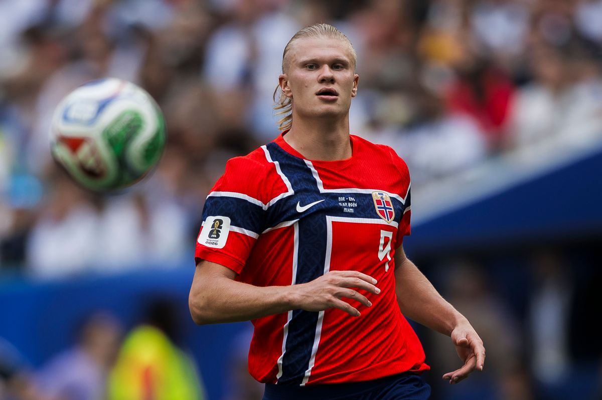 Norway's World Cup hero once again showed his playful personality off the pitch, turning an ordinary airport arrival into a viral sensation.