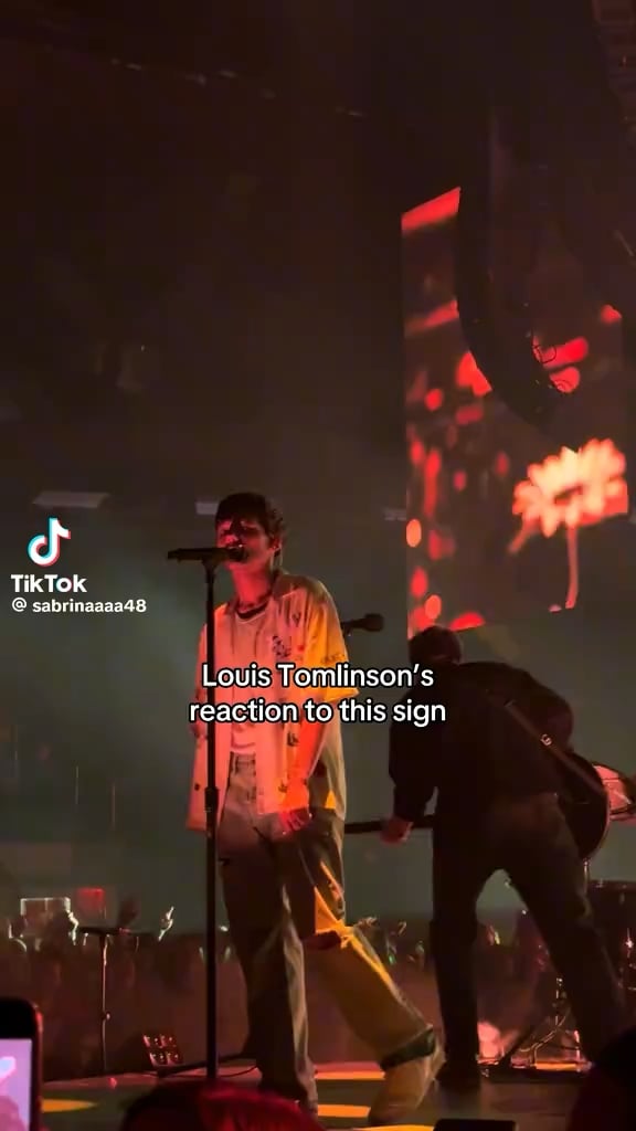 Louis Tomlinson Calling Fan a “Wanker” for Holding a Larry Stylinson Sign