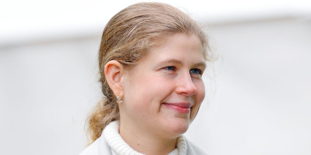 Queen Elizabeth’s Youngest Granddaughter Lady Louise Windsor Graduates from University Queen Elizabeth’s Youngest Granddaughter Lady Louise Windsor Graduates from University