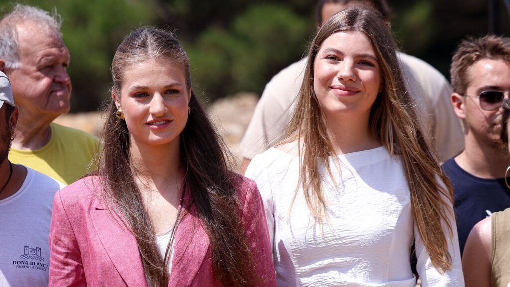 Princess Leonor and Infanta Sofía begin a new Royal chapter at the World Cup Final in New York Princess Leonor and Infanta Sofía begin a new Royal chapter at the World Cup Final in New York