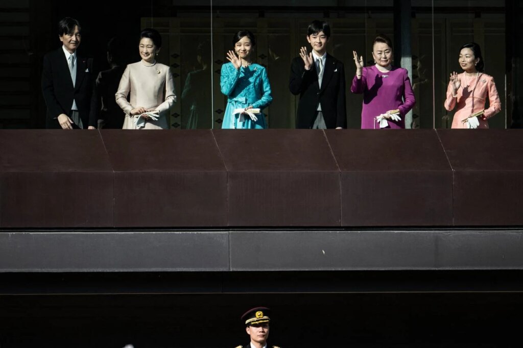 Japan maintains bar on female emperors despite imperial law changes (L to R) Crown Prince Akishino, Crown Princess Kiko, Princess Kako, Prince Hisahito, Princess Nobuko and Princess Akiko attend the traditional New Year