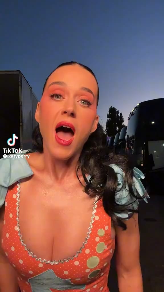 Justin Trudeau hops for Katy Perry