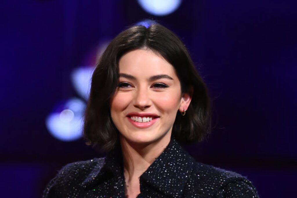 Gracie Abrams apologises for taking ‘years’ off her father J.J. Abrams’ life – London Evening Standard Gracie Abrams apologises for taking ‘years’ off her father J.J. Abrams’ life - London Evening Standard